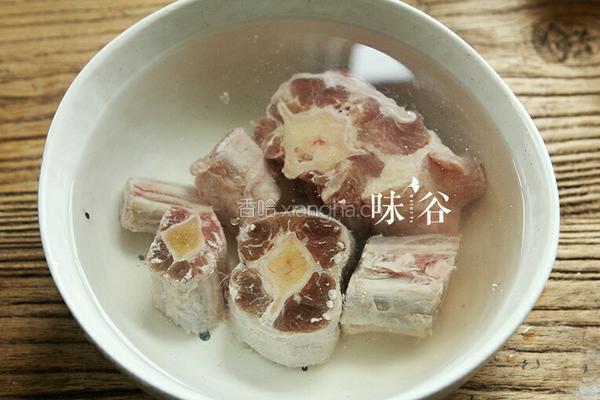 牛尾番茄汤的做法图解2