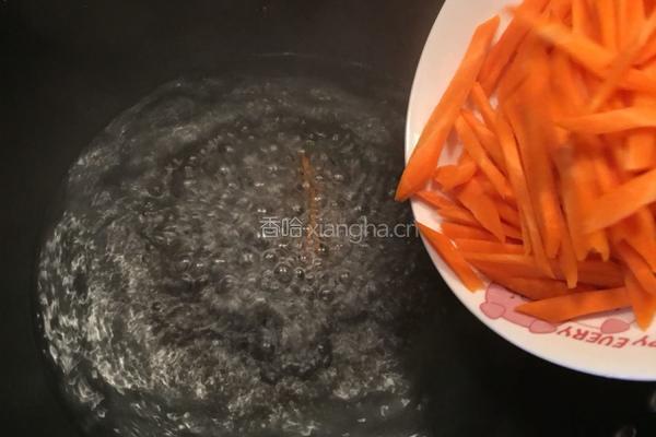 胡萝卜炒洋葱的做法图解2