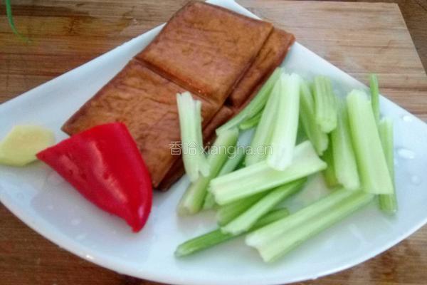 西芹香干小炒的做法图解2