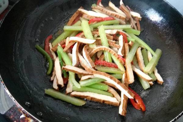 西芹香干小炒的做法图解8