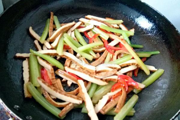 西芹香干小炒的做法图解9