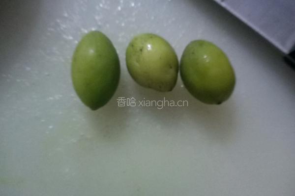 青橄榄炖猪粉肠的做法图解4