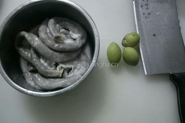 青橄榄炖猪粉肠的做法图解2
