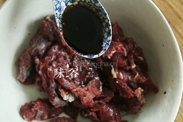 榨菜蒸牛肉的做法图解2