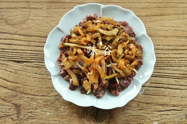 榨菜蒸牛肉的做法图解4