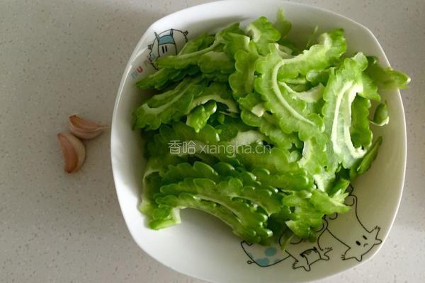 素炒苦瓜的做法图解2