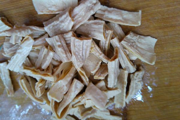 西红柿炒豆腐皮的做法图解1