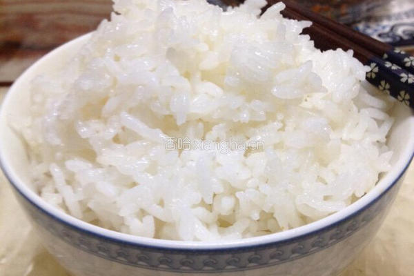 菠萝海鲜炒饭的做法图解3