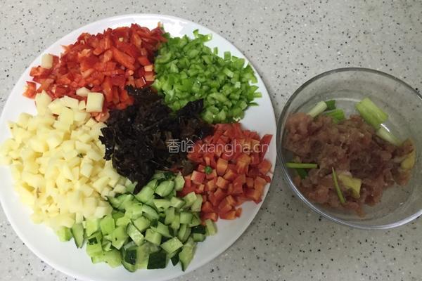 彩虹豆丁菜的做法图解1