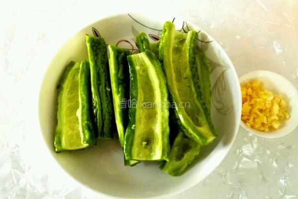 豆豉炒苦瓜的做法图解1