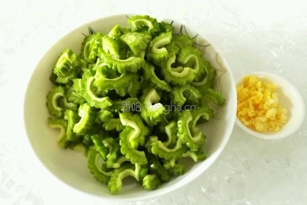 豆豉炒苦瓜的做法图解2
