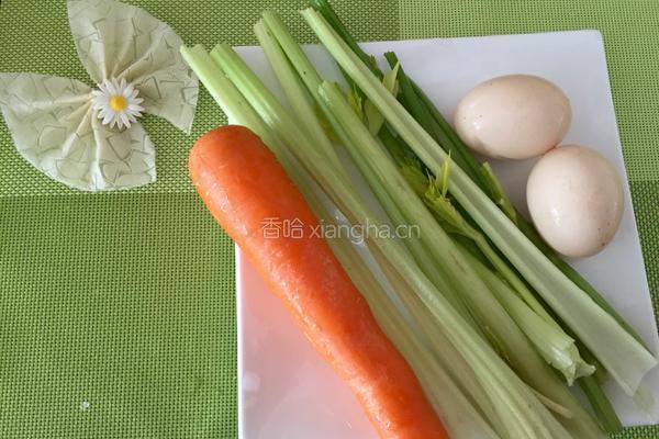 芹菜胡萝卜炒鸡蛋的做法图解1