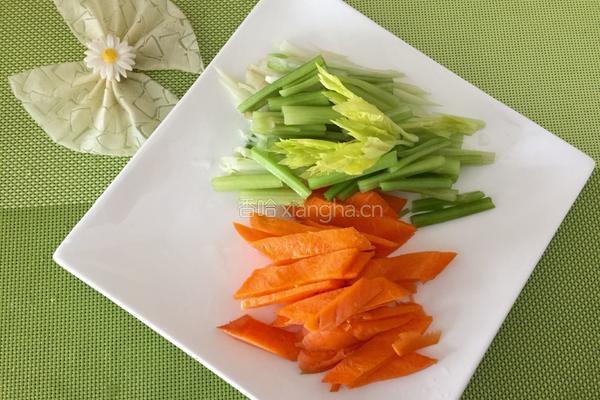 芹菜胡萝卜炒鸡蛋的做法图解2