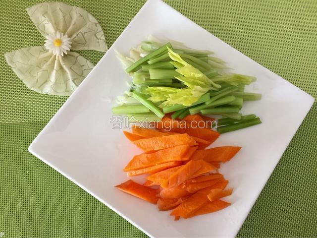 芹菜胡萝卜切条状备用