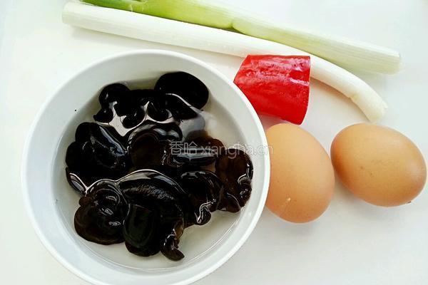 大葱木耳炒鸡蛋的做法图解1