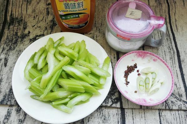 素炒芹菜的做法图解1