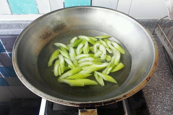 素炒芹菜的做法图解2