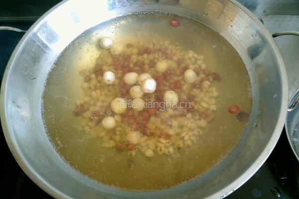 薏米红豆莲子粥的做法图解6
