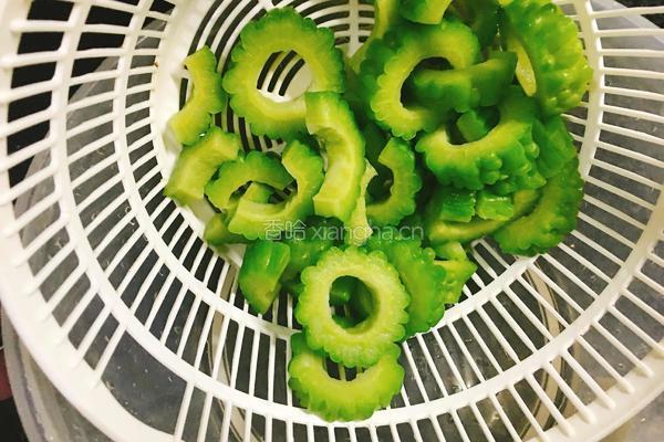 苦瓜炒虾仁的做法图解10