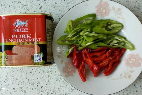 辣椒炒午餐肉的做法图解1