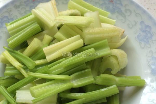 木耳炒芹菜的做法图解2