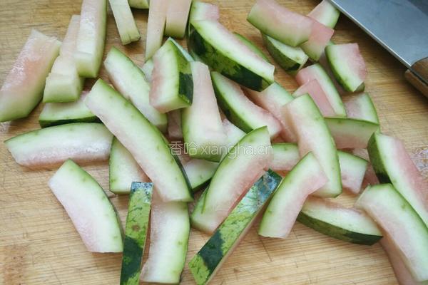 西瓜皮酱菜的做法图解1