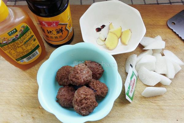 牛肉丸子萝卜汤的做法图解1