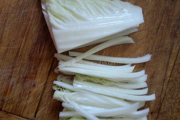 白菜炒鲜蘑的做法图解1