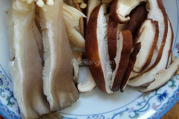 白菜炒鲜蘑的做法图解3