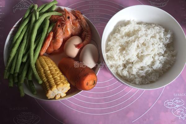 五彩黄金炒饭的做法图解1