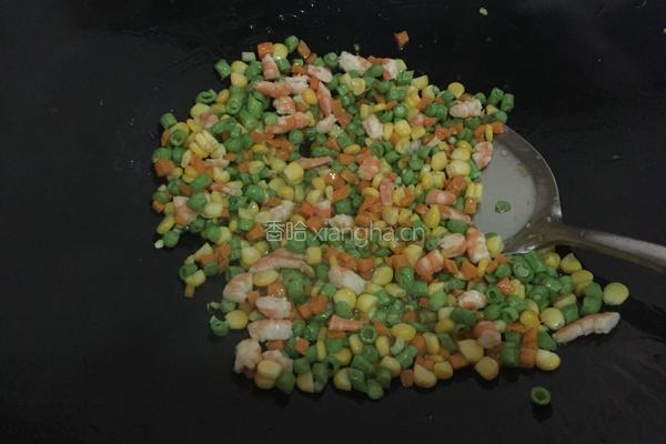 五彩黄金炒饭的做法图解4