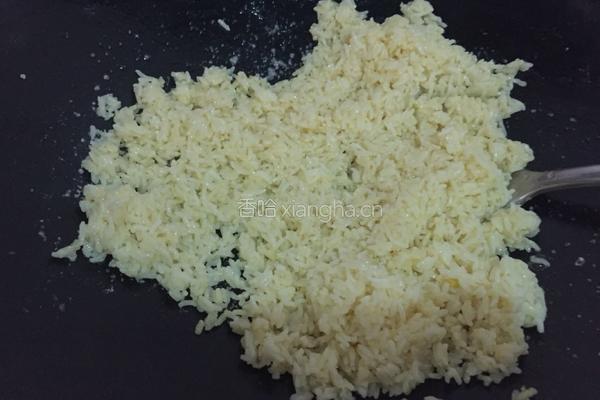 五彩黄金炒饭的做法图解5
