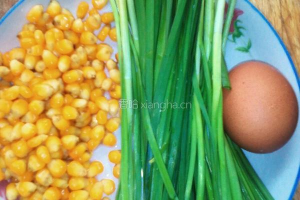 豆渣韭菜玉米饼的做法图解2