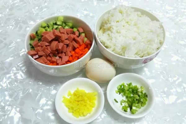 鸡蛋火腿肠炒饭的做法图解1