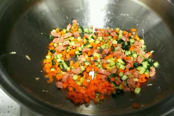 鸡蛋火腿肠炒饭的做法图解5