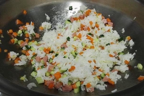 鸡蛋火腿肠炒饭的做法图解6