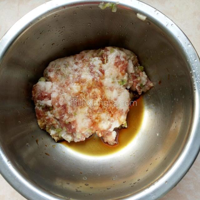 猪肉加葱和姜剁成馅儿，加入适量味极鲜和醋腌一会儿