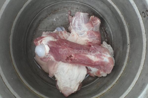 大骨棒汤的做法图解1