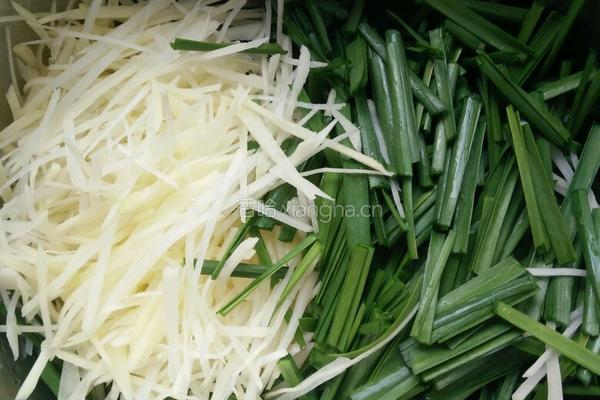 韭菜炒土豆的做法图解2