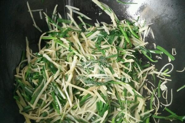 韭菜炒土豆的做法图解6
