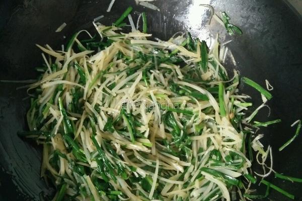 韭菜炒土豆的做法图解7