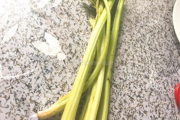 肉片炒西芹的做法图解1