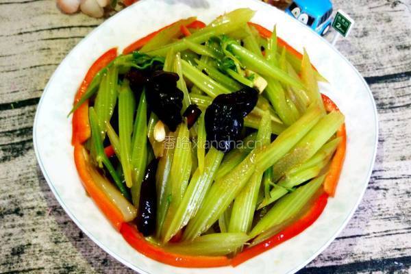 芹菜木耳的做法图解8
