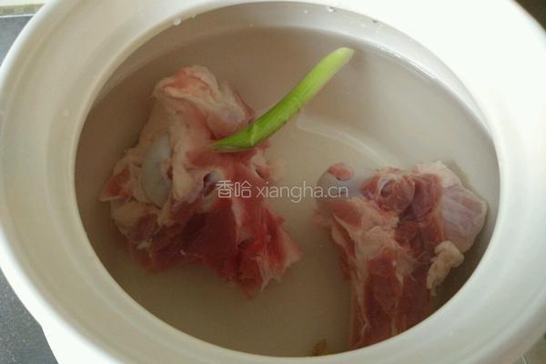 萝卜棒骨汤的做法图解2