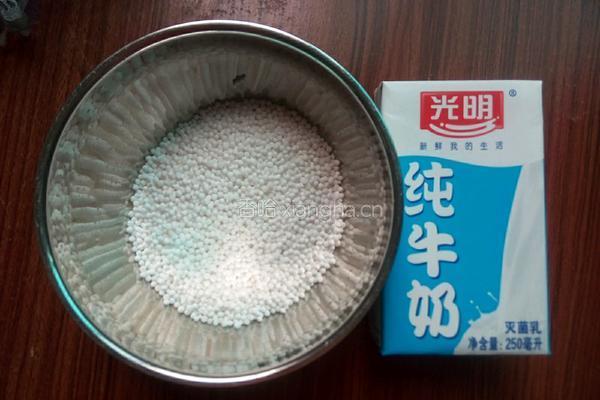 牛奶西瓜西米露的做法图解1