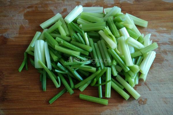 香芹牛肉丝的做法图解1