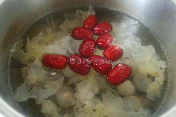 银耳桂圆红枣汤的做法图解3