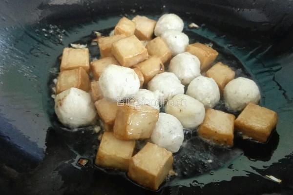 鱼丸鱼豆腐炒时蔬的做法图解3