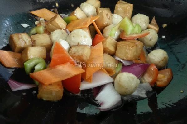 鱼丸鱼豆腐炒时蔬的做法图解4