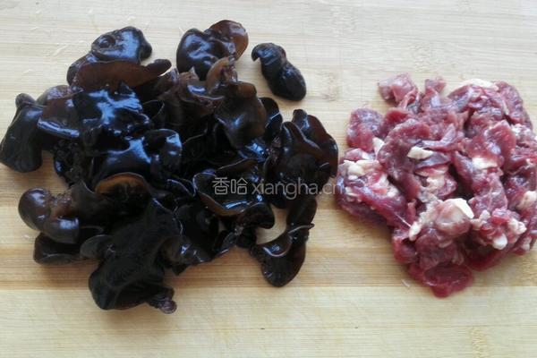 木耳炒牛肉的做法图解1
